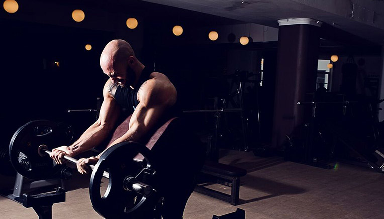 Bodybuilder laver barbell curls