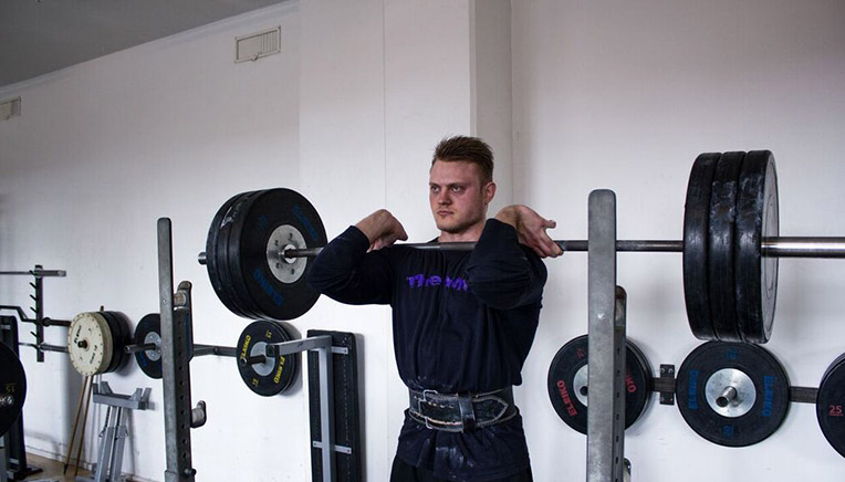 Styrkeløfter laver front squat