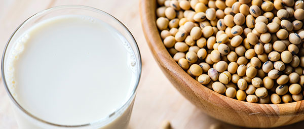 Plantefars, sojamælk og mandelmel – er plantebaserede alternativer sundere?
