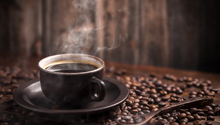 Varm kaffe på mørk baggrund