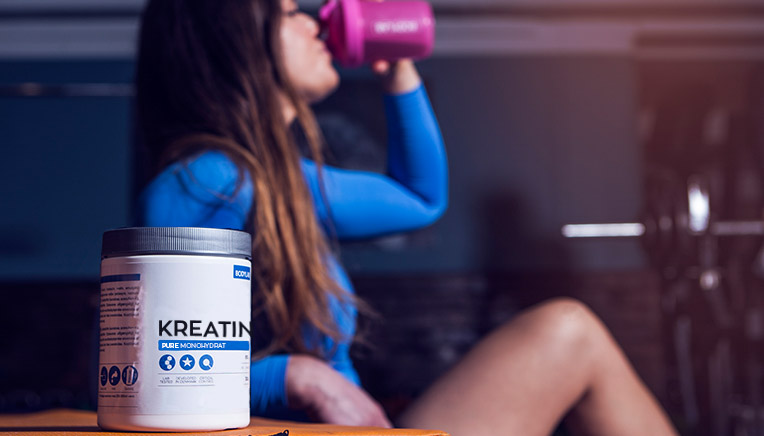 Fitnessatlet drikker kreatin