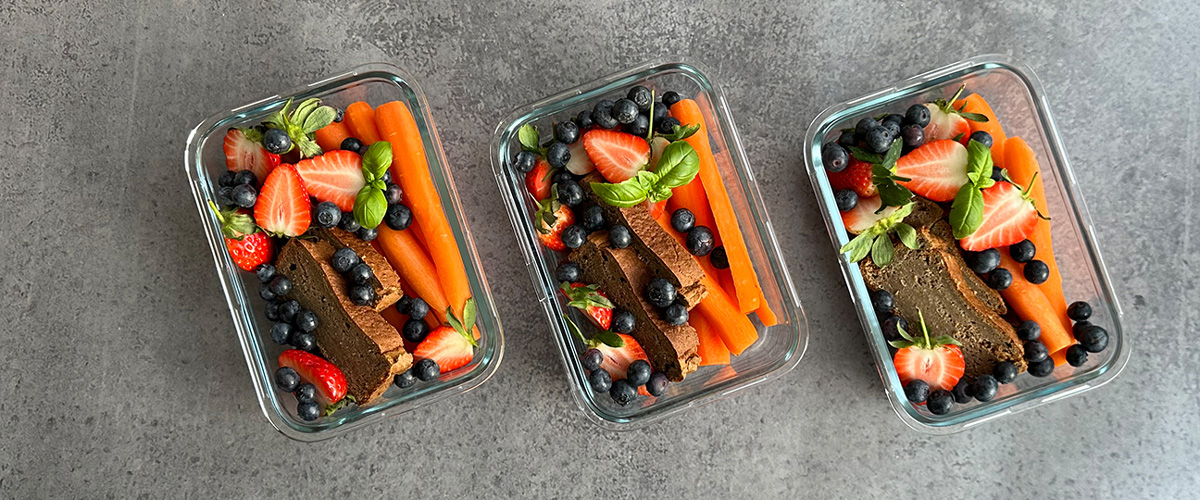 Svampet bananbrød med frugt og grønt on-the-side