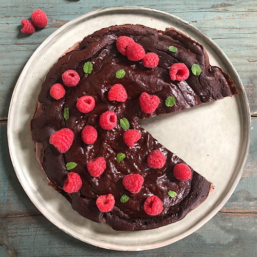 Chokoladekage med chokoladecreme og friske hindbær